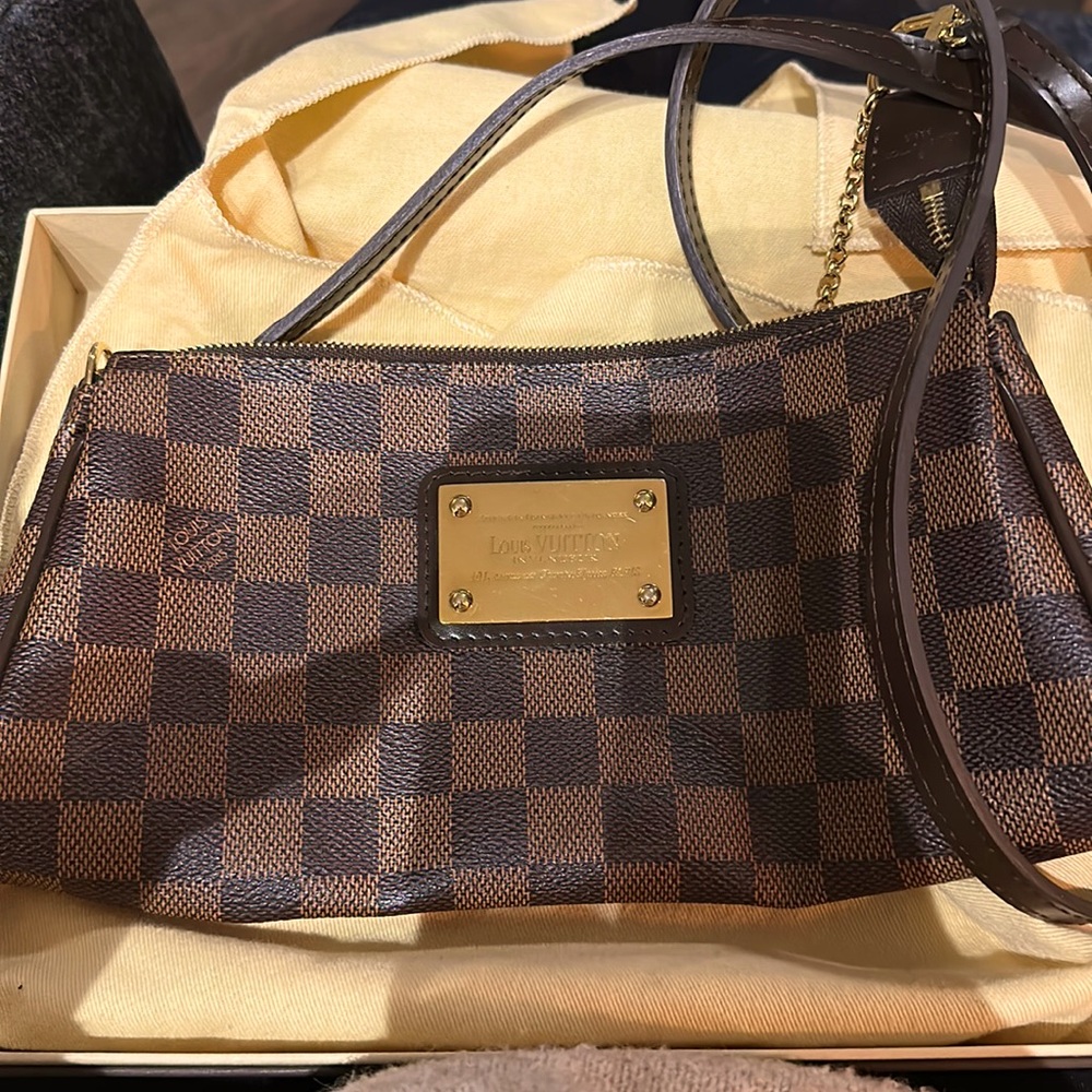 Louis Vuitton Eva Clutch with chain and long strap - Very Good Condition